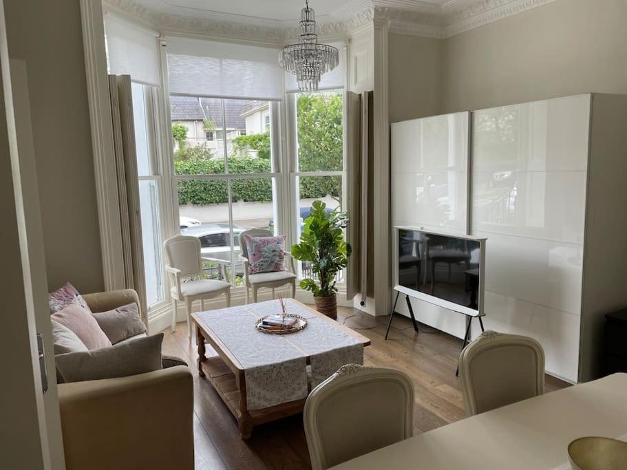 Stylish 3-Bedroom Flat In Kensington Λονδίνο Εξωτερικό φωτογραφία